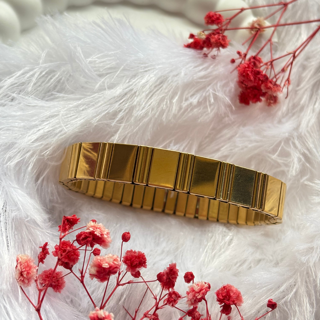 Lustrous Solo Gold Band